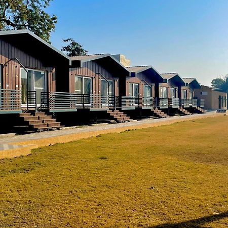 Vrindavan Greens Resort Удайпур Экстерьер фото